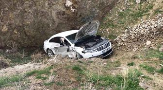 Otomobil park halindeki araca çarptıktan sonra şarampole uçtu: 2 yaralı