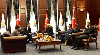 Siyasi partiler bayramlaştı