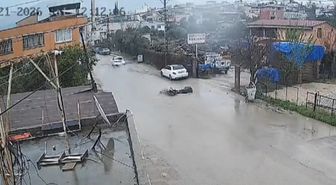 Su birikintisine giren motosiklet devrildi; kaza anı kamerada