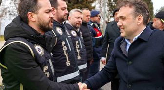 Vali Sözer denetim noktasında güvenlik güçleriyle bayramlaştı