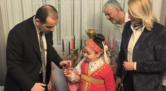 Vali Taşolar, yumurta tokuşturup, Nevruz ateşinin üzerinden atladı