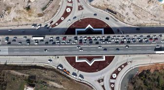 43 ilin geçiş noktasında yoğun trafik: Kilometrelerce araç kuyruğu havadan görüntülendi