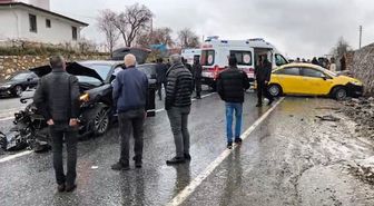 AK Parti konvoyunda kaza: 2 yaralı