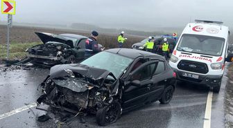 Arnavutköy'de iki araç çarpıştı: 3 kişi yaralandı
