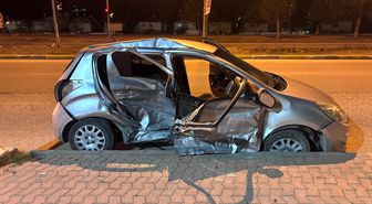 Erzincan'da iki otomobil çarpıştı: 1'i ağır 3 yaralı