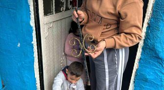 Fatih'te bina çökmesinde patlamanın etkisiyle demir parçaları evlere isabet etti