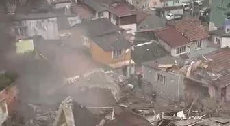 Fatih'te çöken binadan dumanların yükseldiği anlar kameraya yansıdı