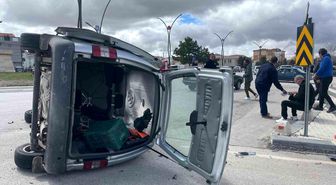 Karaman'da otomobille çarpışan hafif ticari aracın devrilmesi kameraya yansıdı: 2 yaralı
