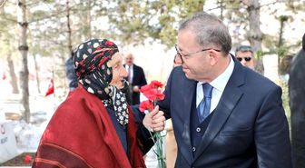 Kars'ta bayramda şehitliğe anlamlı ziyaret