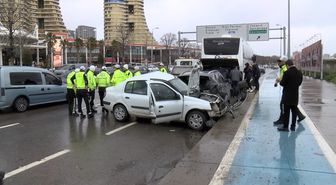 Kartal'da otomobil park halindeki araca çarptı: 1'i ağır 3 yaralı