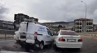 Kontrolden çıkan araç, önündeki 4 araca çarptı: O anlar kamerada