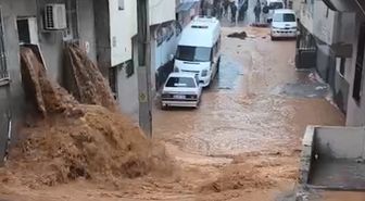 Şanlıurfa'da sağanak nedeniyle cadde ve sokaklar göle döndü