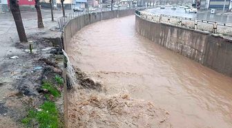 Şanlıurfa'da sağanak yağış cadde ve sokakları göle çevirdi