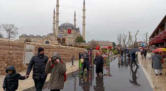 Tarih kenti Edirne'ye, bayramda yağmura rağmen ziyaretçi akını
