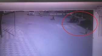 Amasya'da otomobilin çarptığı motosiklet sürücüsü yaralandı; kaza anı kamerada
