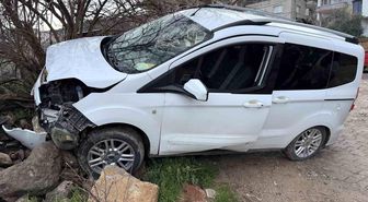 Osmaniye'de Freni Boşalan Araç Ağaca Çarptı