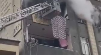 Küçükçekmece'de beş katlı binada yangın: 5 kişi dumandan etkilendi