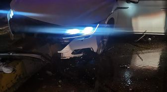 Mardin'de otomobil refüje çarptı: 2 yaralı