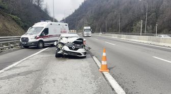 Otomobil, önündeki kamyonete çarptı: 2'si çocuk, 4 yaralı