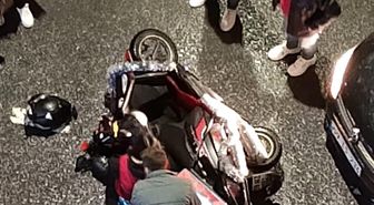 Otomobille çarpışan motosikletli kurye yaralandı