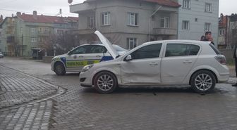 Otomobiller çarpıştı; aynı aileden 1'i çocuk 3 yaralı