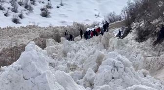 Şırnak'ta facianın eşiğinden dönüldü: Öğrencileri taşıyan servis çığ altında kalmaktan son anda kurtuldu