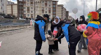 Şırnak'ta polis Nevruz etkinliklerine katılan çocuklara pamuk şeker ve balon dağıttı