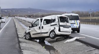 TIR'a çarpan hafif ticari aracın sürücüsü ağır yaralandı