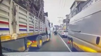 TIR'dan inip, bıçakla otomobile saldırdılar