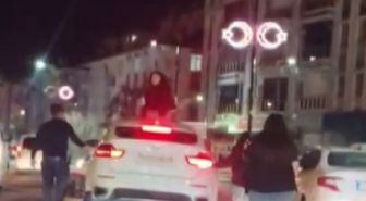 Trafikteki kavgada otomobilin üzerine çıkıp zarar verdi