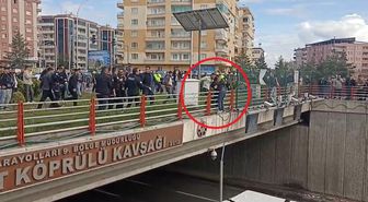 Polis, Üst Geçitten Atlamaya Çalışan Kişiyi Kurtardı