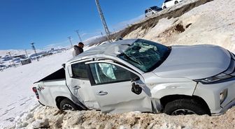 Van'da Kamyonet Şarampole Yuvarlandı: 3 Yaralı