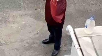 Yerde gördü, öperek yerine astı: İzleyenler duygulandı