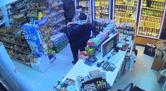 Alkollü iş yeri sahibinin tartıştığı müşteriyi öldürdüğü anlar kamerada
