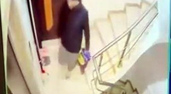 Avcılar'da apartmanda beğendiği ayakkabıları poşetlere koyup kaçtı