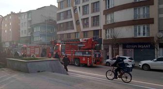 Bacada çıkan yangın sonucu cadde dumanla kaplandı
