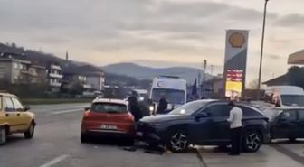 Bartın'da akaryakıt istasyonu önünde kaza: 2 yaralı