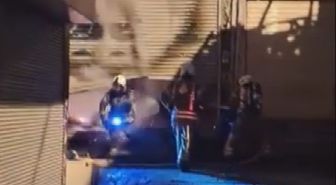 Beyoğlu'nda tek katlı iş yeri alev alev yandı