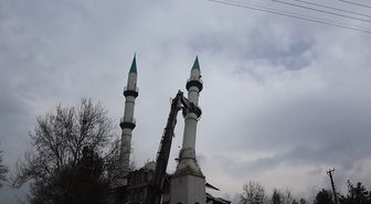 Depremde hasar alan 43 yıllık cami kontrollü şekilde yıkıldı