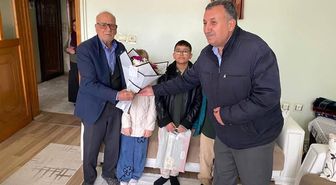 Diyarbakır'da öğrenciler, emekli öğretmenleri unutmadı