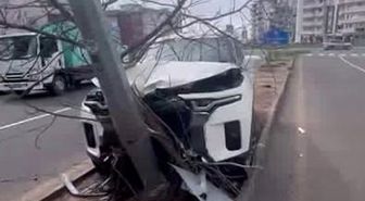 Diyarbakır'da otomobil refüje çıkıp direğe çarptı: 1 yaralı