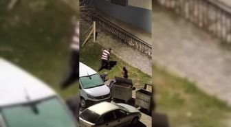 Evinin önüne gittiği eski eşiyle tartışan kişiyi, komşular sopayla dövdü; olay kamerada