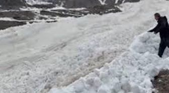 Hakkari'de köy yakınına çığ düşme anı görüntülendi