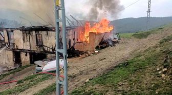 Karabük'te 2 katlı ahşap ev alevlere teslim oldu
