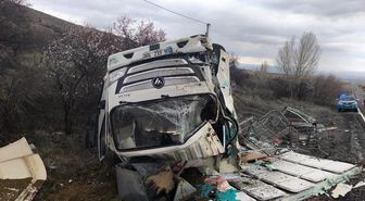 Kontrolden çıkan kamyonet devrildi: 1 yaralı