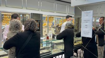 Kuyumcu satacak altın kalmayınca dükkanına, 'vallahi billahi tillahi yok' yazısı astı