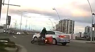 Motosikletin otomobille çarpışma anı kamerada