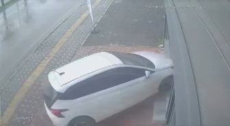 Osmaniye'de otomobilin iş yerine daldığı kaza kamerada