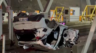 Pendik'te otomobil gişelere çarptı: 2 yaralı