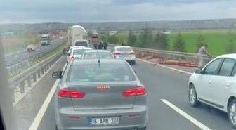 Tırda yüklü olan profil demirler yola savruldu, arkadaki araç zarar gördü